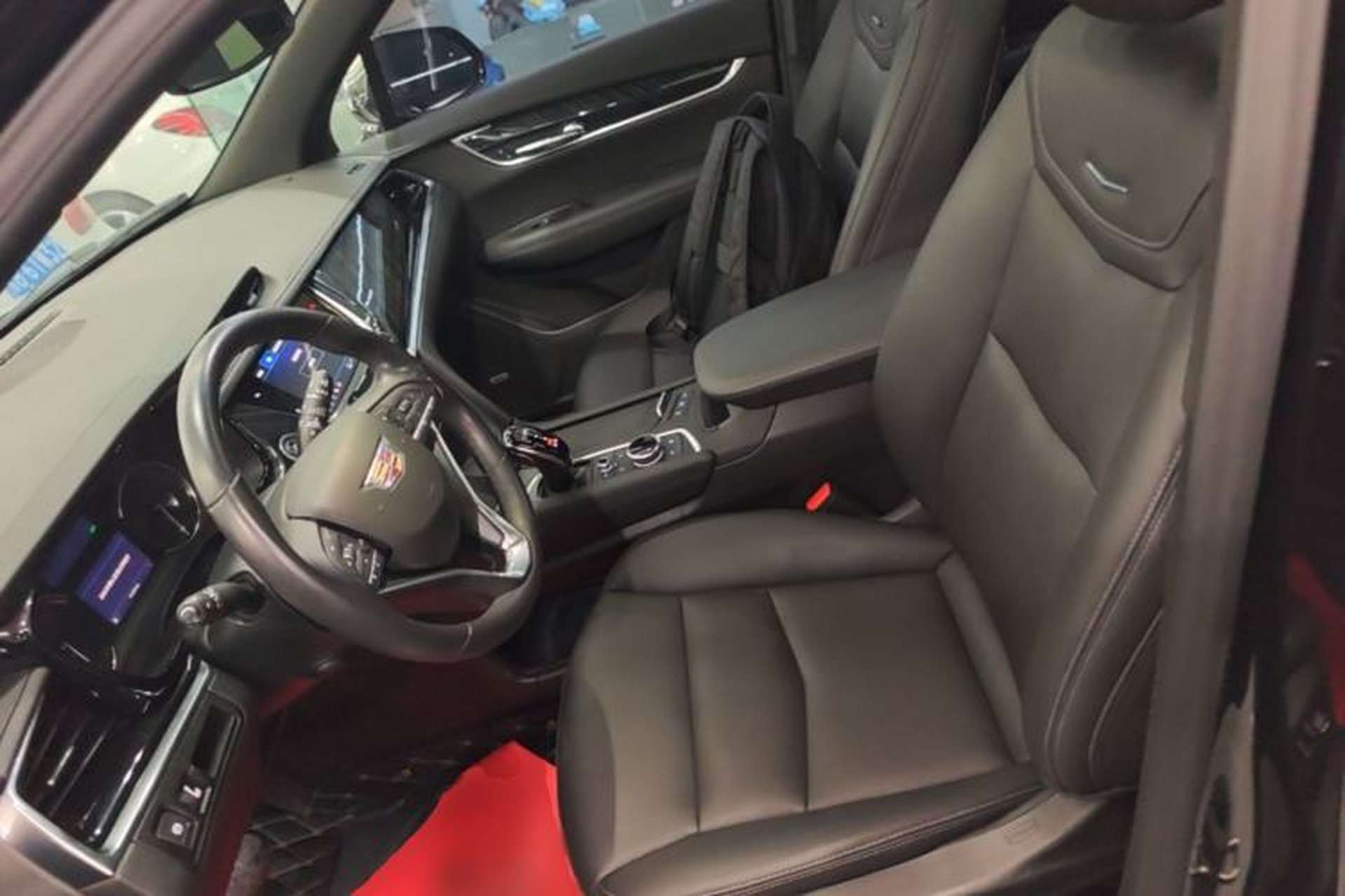 Used Cadillac XT6 2022 2.0T Six-Seater Two-Wheel-Drive Luxury Version Left Front Seat