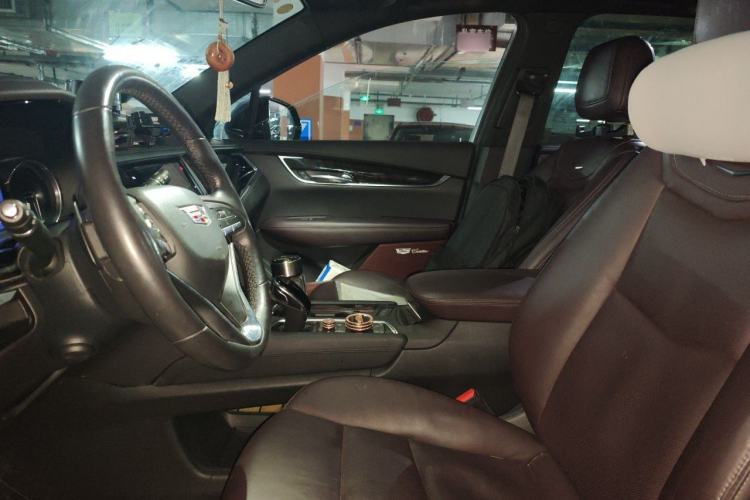 Used Cadillac XT6 2022 2.0T Six-Seater Two-Wheel-Drive Luxury Version Left Front Seat