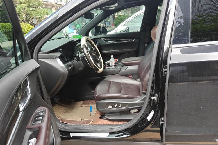 Used Cadillac XT6 2022 2.0T Six-Seater Two-Wheel-Drive Luxury Version Left Front Seat