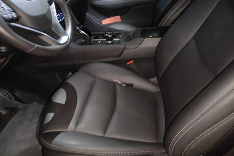 Used Cadillac XT6 2022 2.0T Six-Seater Two-Wheel-Drive Luxury Version Left Front Seat