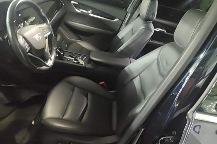 Used Cadillac XT6 2022 2.0T Six-Seater Two-Wheel-Drive Luxury Version Left Front Seat