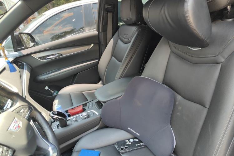 Used Cadillac XT6 2022 2.0T Six-Seater Four-Wheel-Drive Luxury Version Left Front Seat