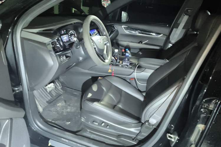 Used Cadillac XT6 2022 2.0T Six-Seater Two-Wheel-Drive Luxury Version Left Front Seat