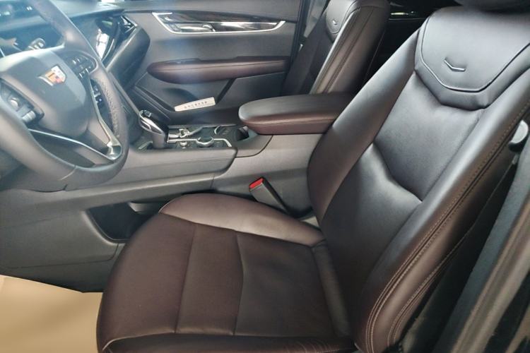 Used Cadillac XT6 2022 2.0T Six-Seater Two-Wheel-Drive Luxury Version Left Front Seat