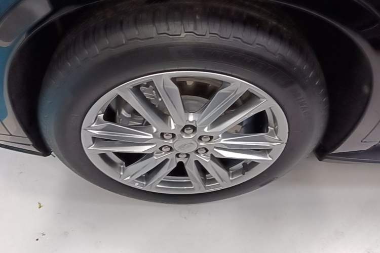 Used Cadillac XT6 2022 2.0T Six-Seater Four-Wheel-Drive Luxury Standard Edition Left Front Wheel Hub