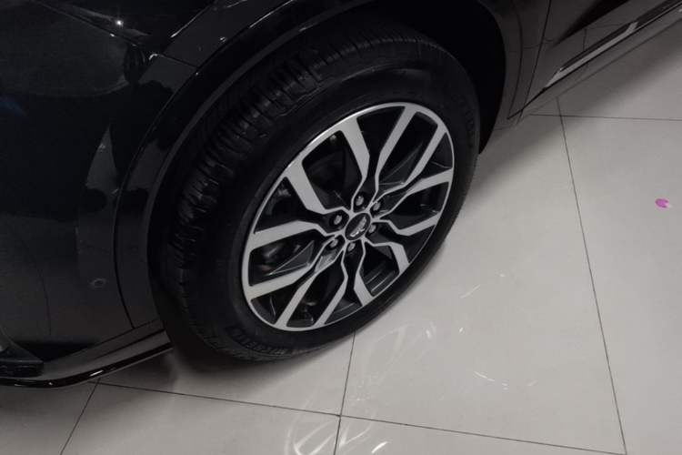 Used Cadillac XT6 2022 2.0T Six-Seater All-Wheel-Drive Platinum 120th Anniversary Limited Edition Left Front Wheel Hub