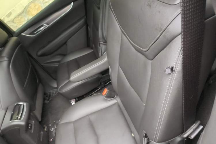 Used Cadillac XT6 2022 2.0T Six-Seater Four-Wheel-Drive Luxury Version Left Rear Seat