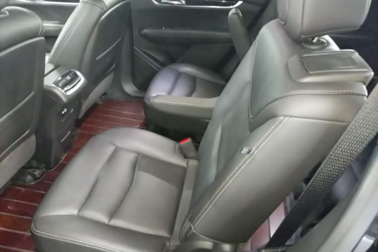 Used Cadillac XT6 2022 2.0T Six-Seater Two-Wheel-Drive Luxury Version Left Rear Seat