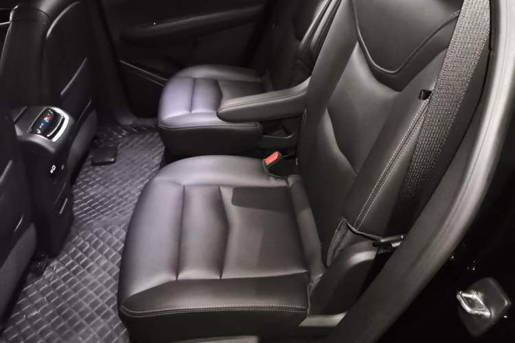 Used Cadillac XT6 2022 2.0T Six-Seater Two-Wheel-Drive Luxury Version Left Rear Seat