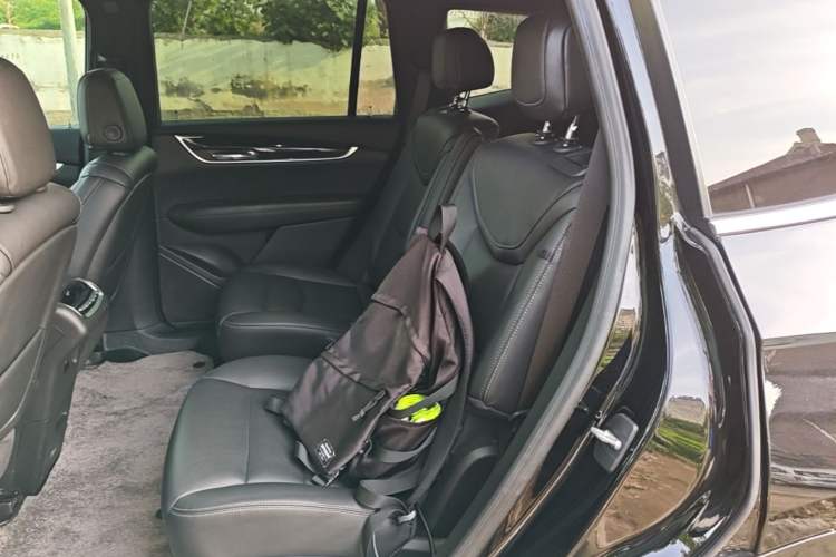 Used Cadillac XT6 2022 2.0T Six-Seater Two-Wheel-Drive Luxury Version Left Rear Seat