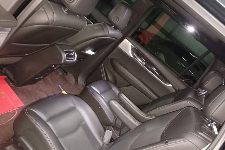 Used Cadillac XT6 2022 2.0T Six-Seater Four-Wheel Drive Luxury Version Left Rear Seat