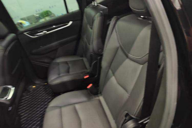 Used Cadillac XT6 2022 2.0T Six-Seater Two-Wheel-Drive Luxury Version Left Rear Seat