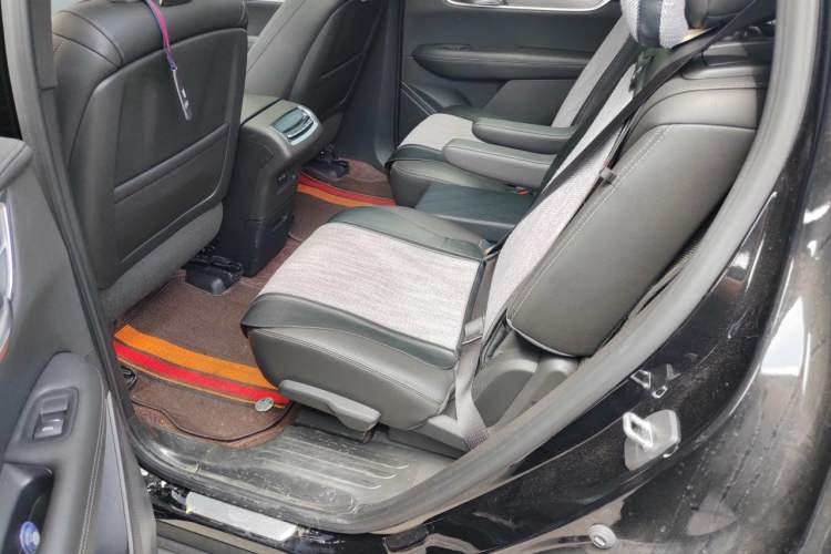 Used Cadillac XT6 2022 2.0T Six-Seater Four-Wheel-Drive Luxury Version Left Rear Seat