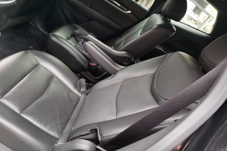 Used Cadillac XT6 2022 2.0T Six-Seater Four-Wheel Drive Luxury Version Left Rear Seat