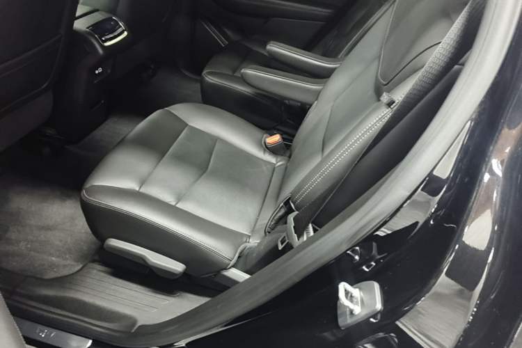 Used Cadillac XT6 2022 2.0T Six-Seater Four-Wheel Drive Luxury Version Left Rear Seat
