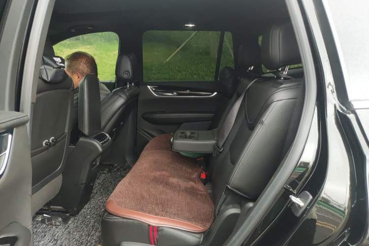 Used Cadillac XT6 2022 2.0T 7-Seater Two-Wheel Drive Luxury Version Left Rear Seat