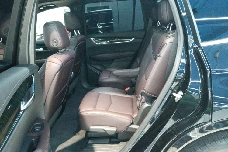 Used Cadillac XT6 2022 2.0T Six-Seater Two-Wheel-Drive Luxury Version Left Rear Seat
