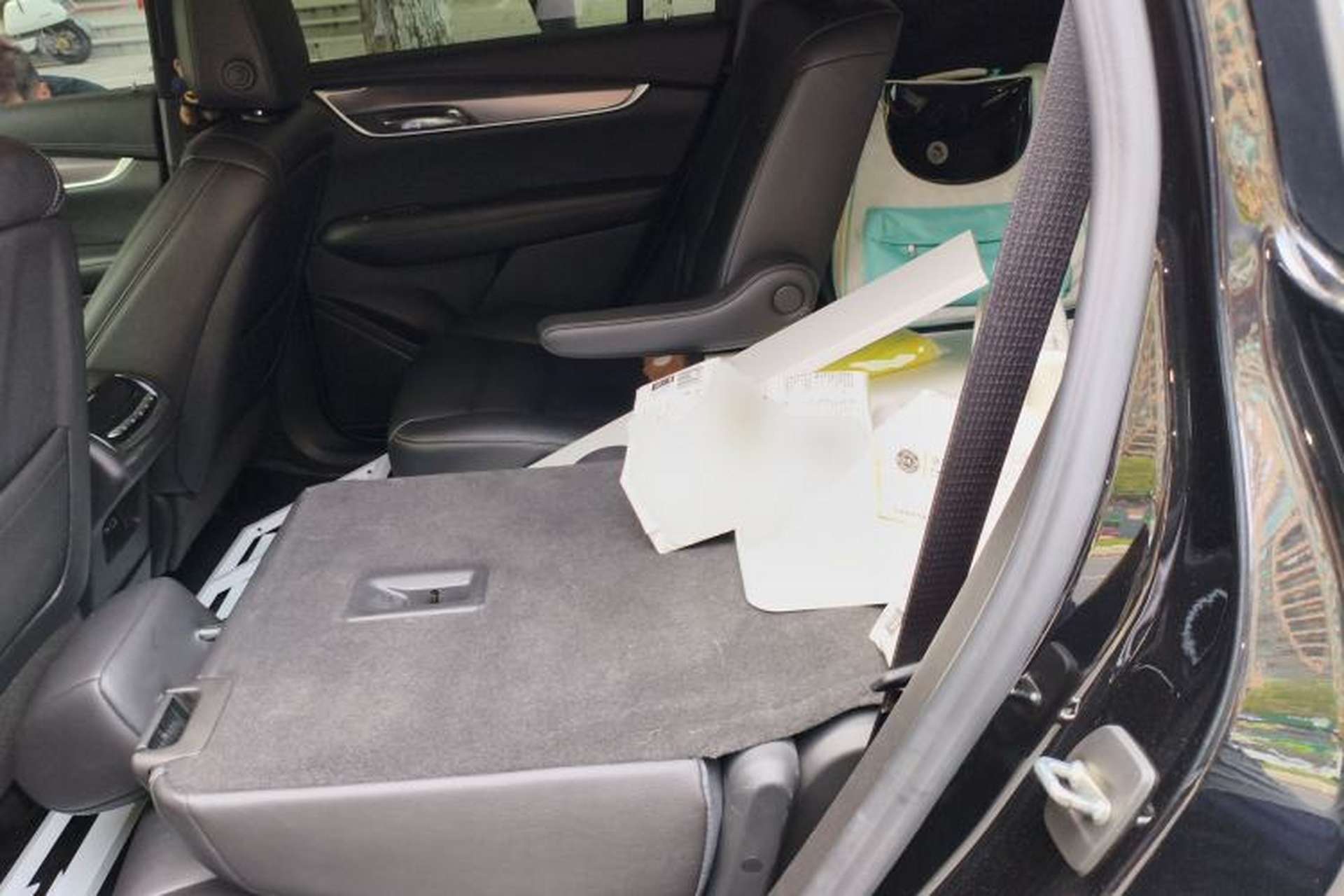 Used Cadillac XT6 2022 2.0T Six-Seater Four-Wheel-Drive Luxury Version Left Rear Seat