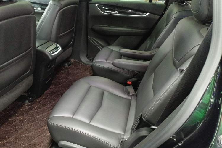 Used Cadillac XT6 2022 2.0T Six-Seater Two-Wheel-Drive Luxury Version Left Rear Seat