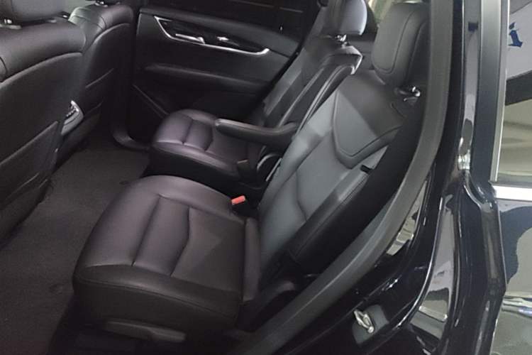 Used Cadillac XT6 2022 2.0T Six-Seater Two-Wheel-Drive Luxury Version Left Rear Seat
