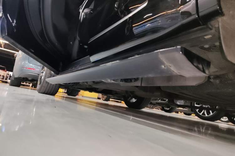 Used Cadillac XT6 2022 2.0T Six-Seater Two-Wheel-Drive Luxury Version Left Side Sill