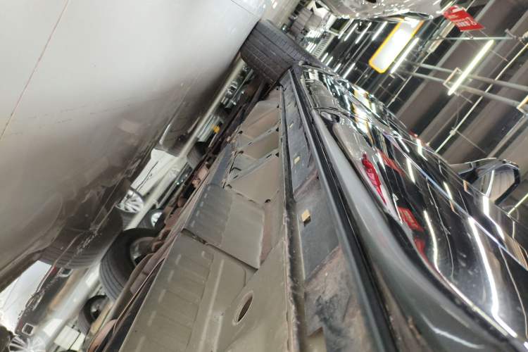 Used Cadillac XT6 2022 2.0T Six-Seater Four-Wheel-Drive Luxury Version Left Side Sill