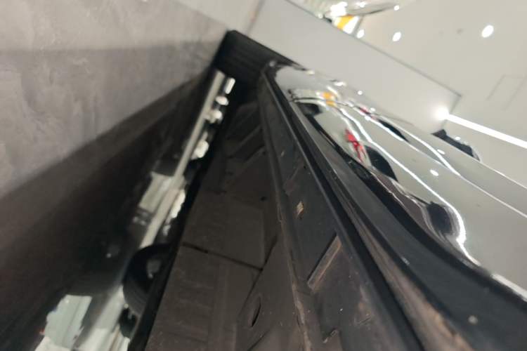 Used Cadillac XT6 2022 2.0T Six-Seater Two-Wheel-Drive Luxury Version Left Side Sill