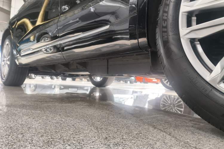 Used Cadillac XT6 2022 2.0T Six-Seater Two-Wheel-Drive Luxury Version Left Side Sill