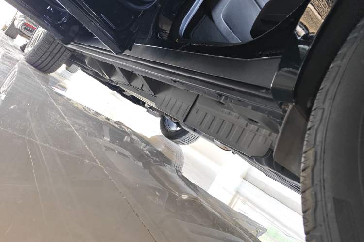 Used Cadillac XT6 2022 2.0T 7-Seater Two-Wheel Drive Luxury Version Left Side Sill