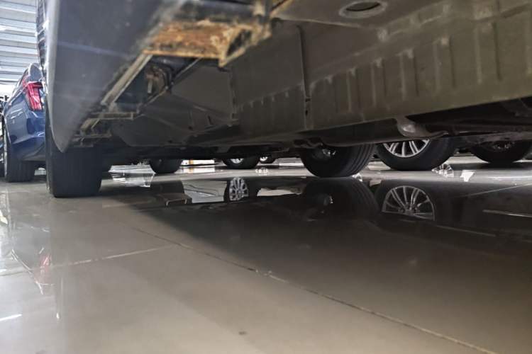 Used Cadillac XT6 2022 2.0T Six-Seater Two-Wheel-Drive Luxury Version Left Side Sill