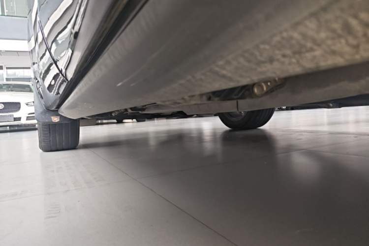 Used Cadillac XT6 2022 2.0T Six-Seater Four-Wheel-Drive Prestige Version Left Side Sill