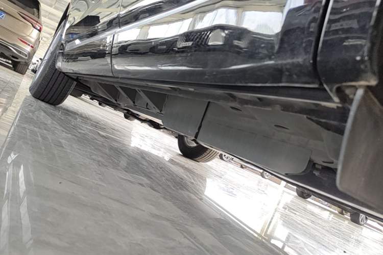 Used Cadillac XT6 2022 2.0T Six-Seater Four-Wheel-Drive Luxury Version Left Side Sill