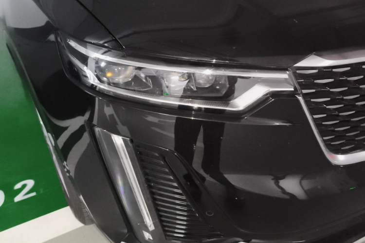 Used Cadillac XT6 2022 2.0T Six-Seater Two-Wheel-Drive Luxury Version Right Front Headlight