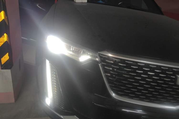 Used Cadillac XT6 2022 2.0T Six-Seater Two-Wheel-Drive Luxury Version Right Front Headlight