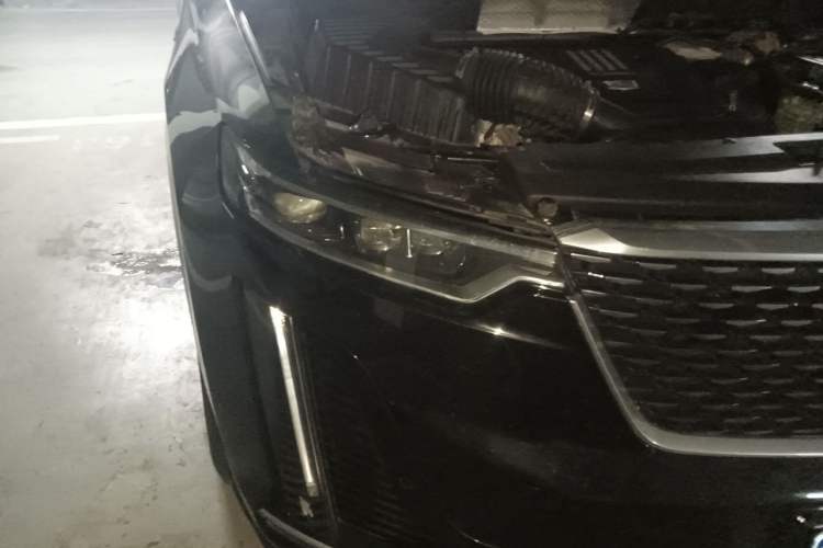 Used Cadillac XT6 2022 2.0T Six-Seater Two-Wheel-Drive Luxury Version Right Front Headlight