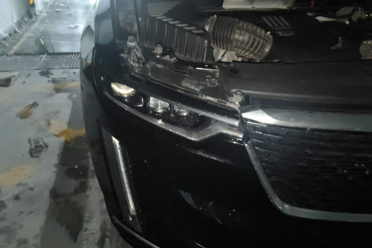 Used Cadillac XT6 2022 2.0T Six-Seater Two-Wheel-Drive Luxury Version Right Front Headlight