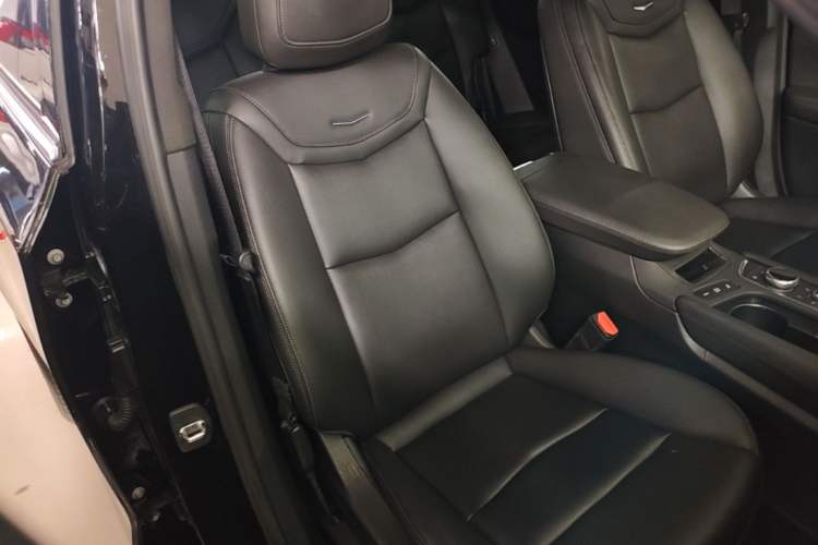 Used Cadillac XT6 2022 2.0T 7-Seater Two-Wheel Drive Luxury Version Right Front Seat