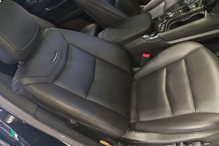 Used Cadillac XT6 2022 2.0T Six-Seater Two-Wheel-Drive Luxury Version Right Front Seat