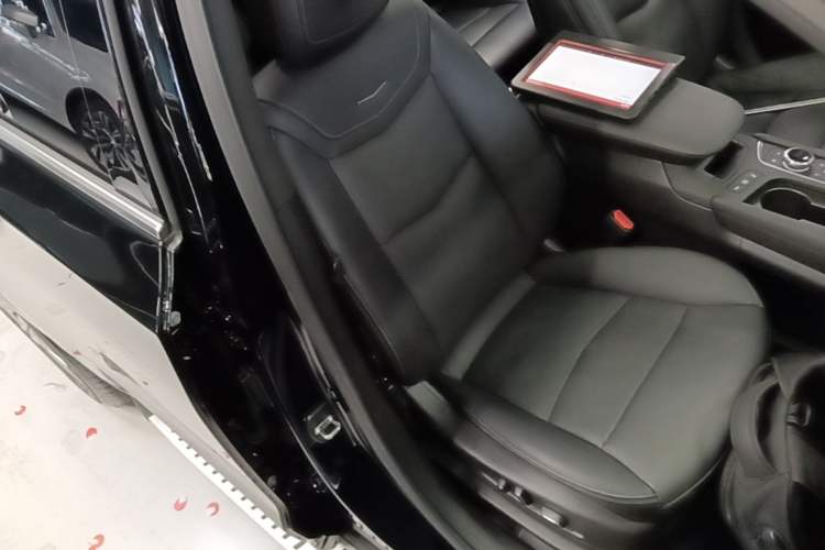 Used Cadillac XT6 2022 2.0T Six-Seater Four-Wheel-Drive Luxury Standard Edition Right Front Seat