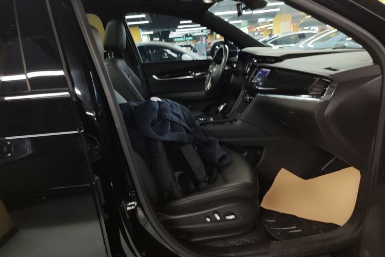 Used Cadillac XT6 2022 2.0T Six-Seater Two-Wheel-Drive Luxury Version Right Front Seat