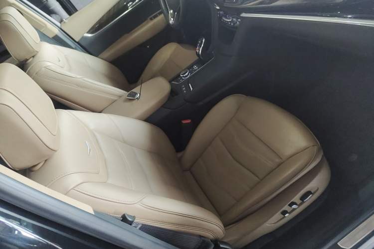 Used Cadillac XT6 2022 2.0T Six-Seater Four-Wheel-Drive Platinum Edition Right Front Seat