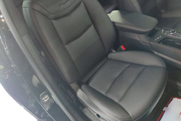 Used Cadillac XT6 2022 2.0T Six-Seater Four-Wheel-Drive Luxury Version Right Front Seat