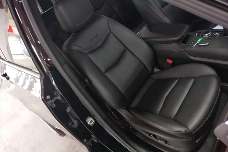 Used Cadillac XT6 2022 2.0T Six-Seater Two-Wheel-Drive Luxury Version Right Front Seat