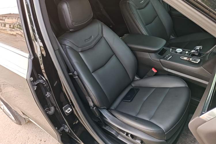 Used Cadillac XT6 2022 2.0T Six-Seater Two-Wheel-Drive Luxury Version Right Front Seat