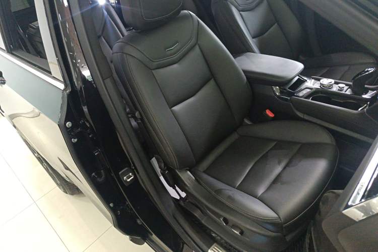 Used Cadillac XT6 2022 2.0T Six-Seater Four-Wheel-Drive Luxury Version Right Front Seat
