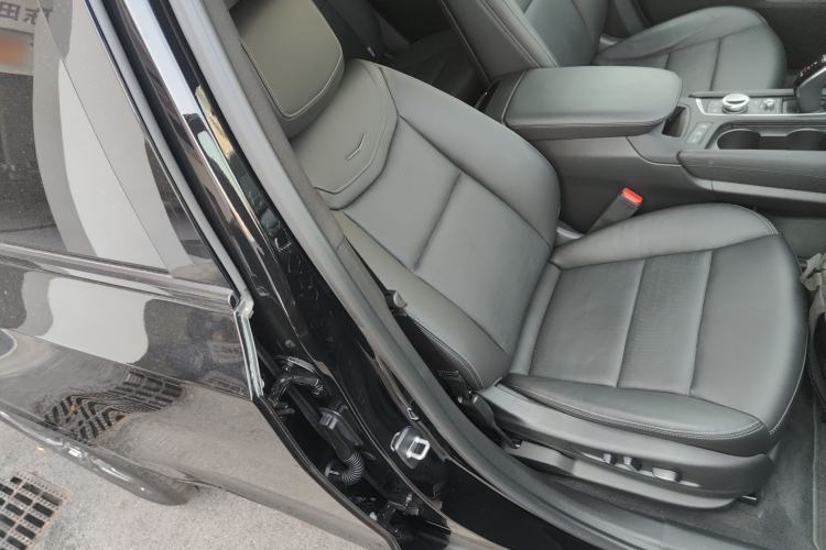 Used Cadillac XT6 2022 2.0T Six-Seater Four-Wheel Drive Luxury Version Right Front Seat