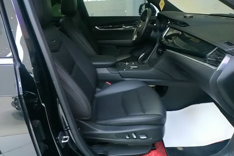 Used Cadillac XT6 2022 2.0T Six-Seater Two-Wheel-Drive Luxury Version Right Front Seat