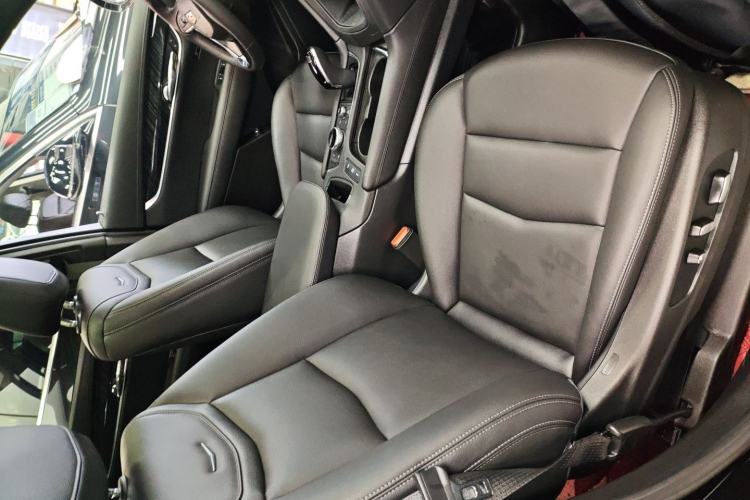 Used Cadillac XT6 2022 2.0T Six-Seater Two-Wheel-Drive Luxury Version Right Front Seat