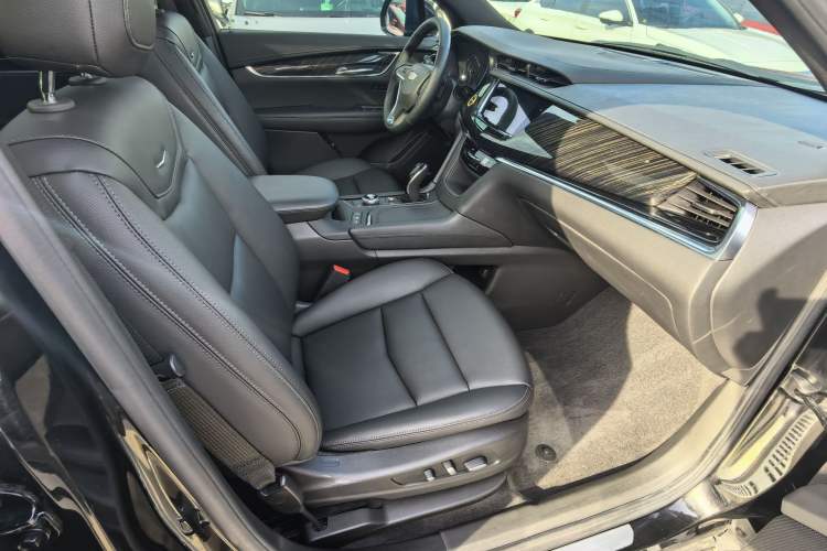 Used Cadillac XT6 2022 2.0T 7-Seater Two-Wheel Drive Luxury Version Right Front Seat