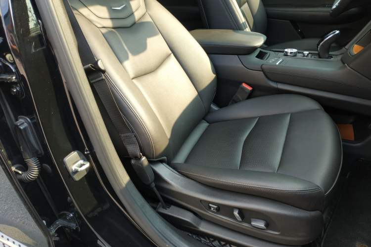 Used Cadillac XT6 2022 2.0T 7-Seater Four-Wheel-Drive Luxury Version Right Front Seat